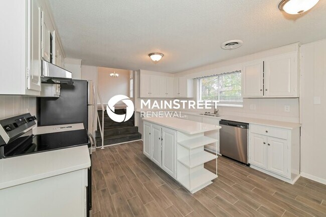 Building Photo - 4 Bedroom Pet-Friendly Home in KNOXVILLE, TN with Main Street Renewal