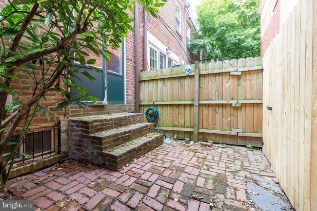 Building Photo - 404 S Croskey St