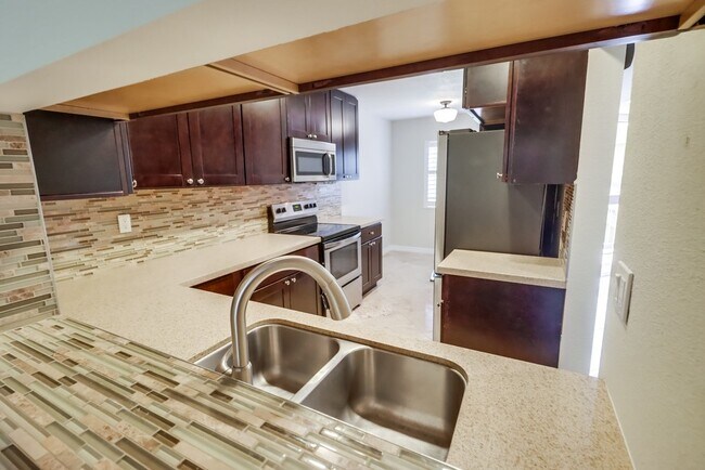 Building Photo - 6960 Golfcrest Dr