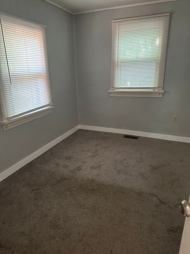 Building Photo - 2 bedrooms, 1 bath on large lot with garage