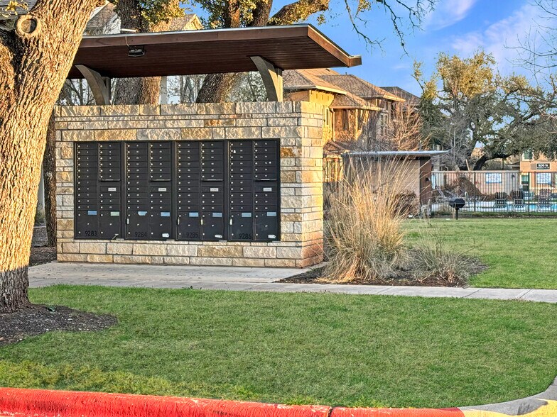 Building Photo - 13800 Lyndhurst St