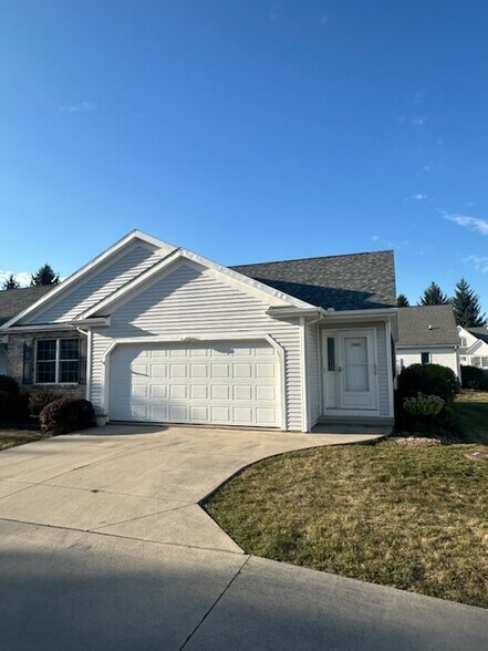 Building Photo - 123 Eagles Pt W