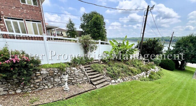 Building Photo - Riverfront Living with Mid-Century Flair