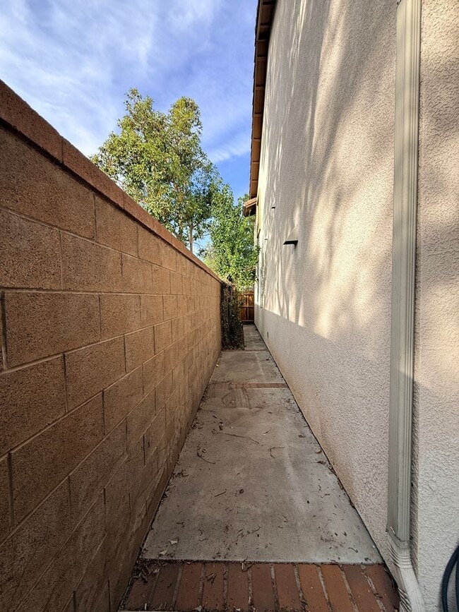 Building Photo - Beautiful 4 Bedroom, 2.5 Bathroom Home in West Irvine Pointe Community