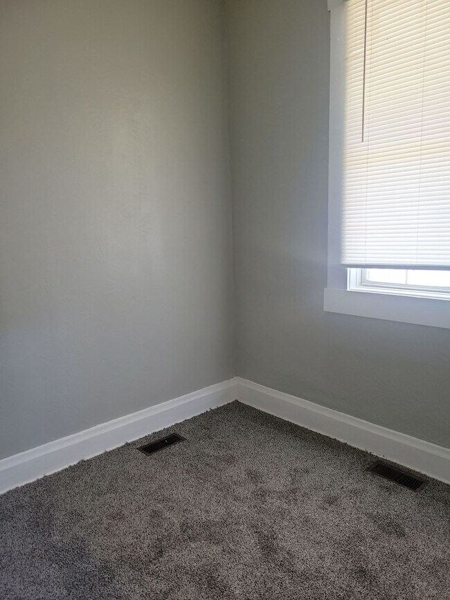 Building Photo - 2 Bed House w/ Ramp Access and Fenced in Back Yard + Walk In Shower