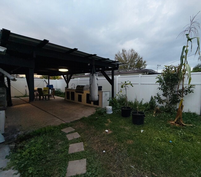 Building Photo - 2615 N Beaumont Ave