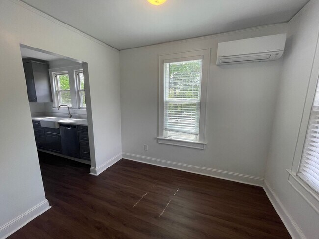 Building Photo - Earlewood Park - Convenient to Downtown and Interstates