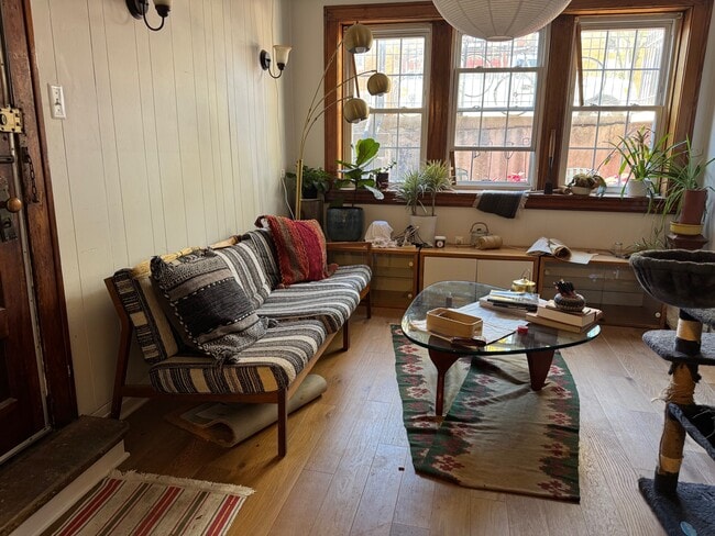 Primary Photo - 2315 S Hoyne Ave