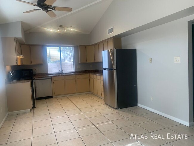 Primary Photo - One Month Free!!! 2 Bedroom 1 Bath in Nort...