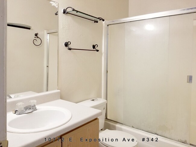 Building Photo - Expo 247 with 2 bed, 1 Bath, 800 SF with A...