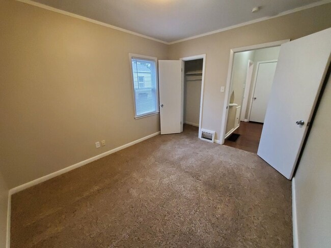 Building Photo - 2 bedroom, 1 bathroom home!