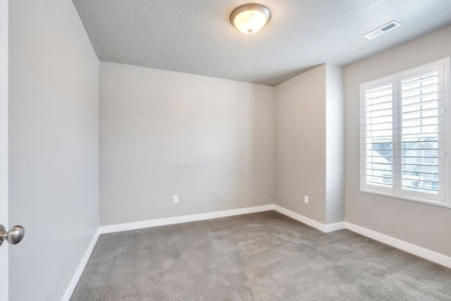 Building Photo - Stunning 5 Bedroom Herriman Home with Mode...