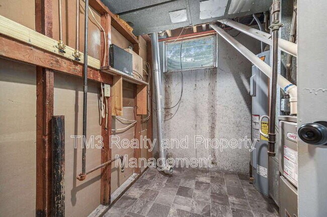 Building Photo - 3731 NE Colonial Dr
