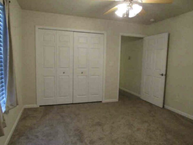 Building Photo - 915 Alta Mae St