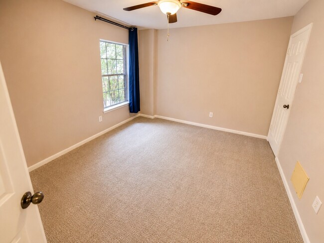 Building Photo - 9607 Memorial Crossing Ct