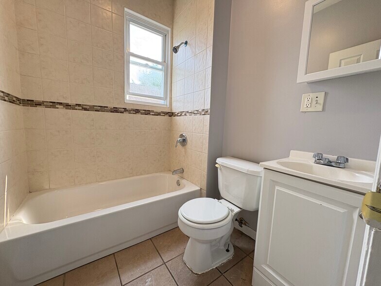 2L - 641 15th Ave
