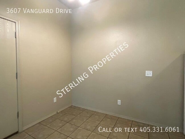 Building Photo - 3607 Vanguard Dr