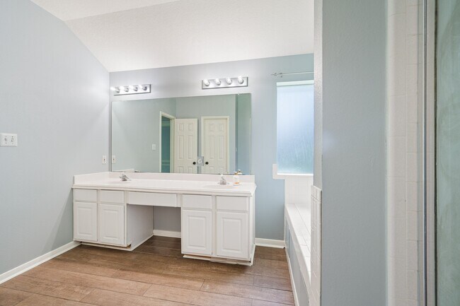 Building Photo - 5827 Willow Park Dr