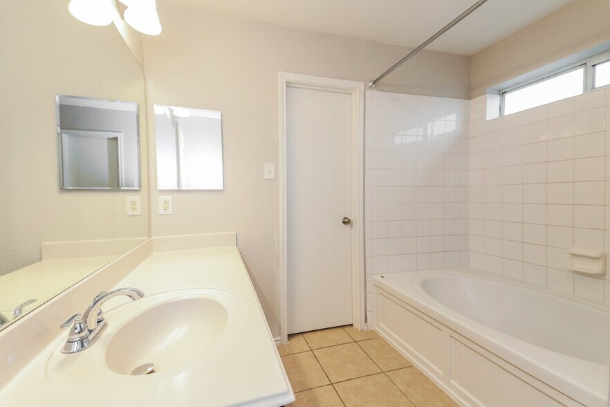 Building Photo - 2026 Gardenia Dr
