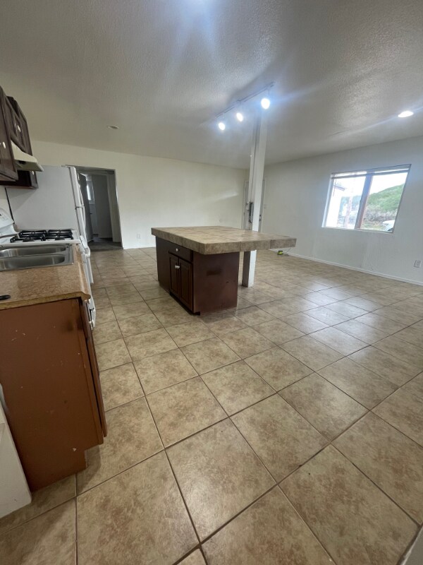 Building Photo - 555 W Suni Dr