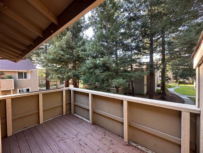 Building Photo - 2 bedrooms 2 bath condo Top floor for rent in Fremont