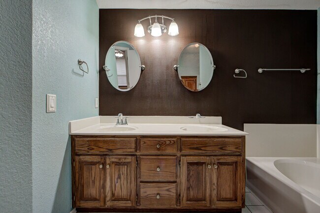 Building Photo - 2912 Edinburg Dr