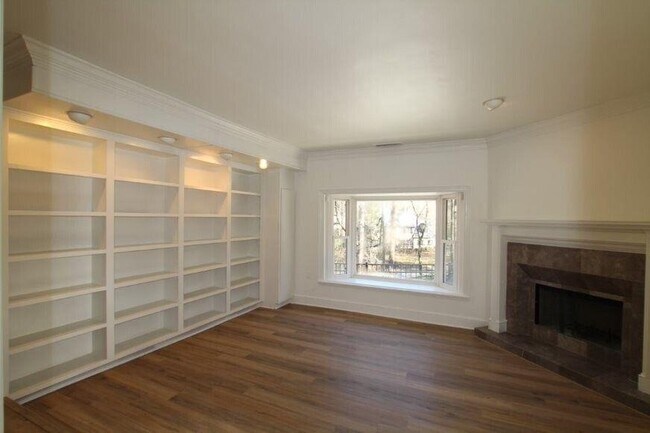 Building Photo - 4104 N Ivy Rd NE