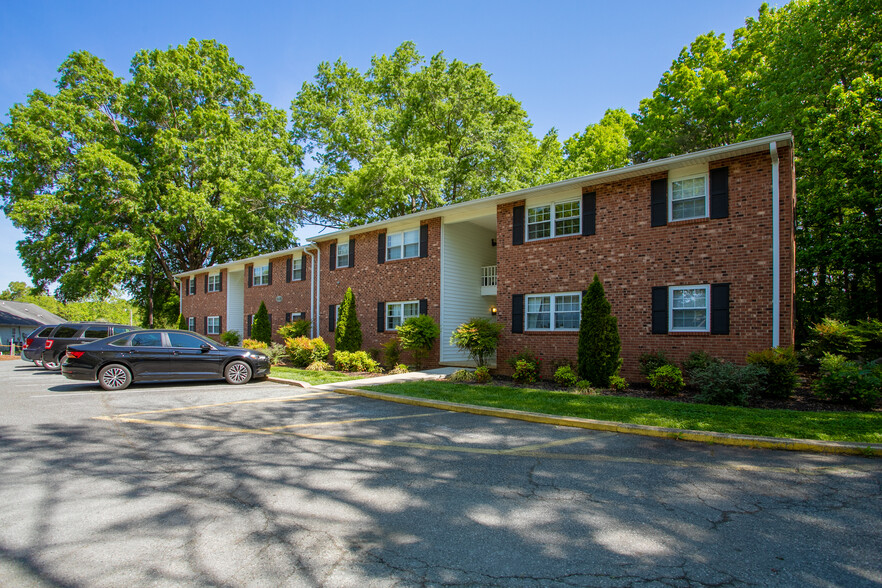 2bed/1bath Apartment Building - Elon Place Apartments