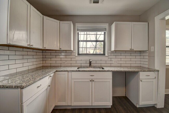 Building Photo - 1707-B Main St