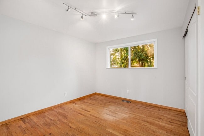 Building Photo - Beautifully remodeled rambler in Finn Hill