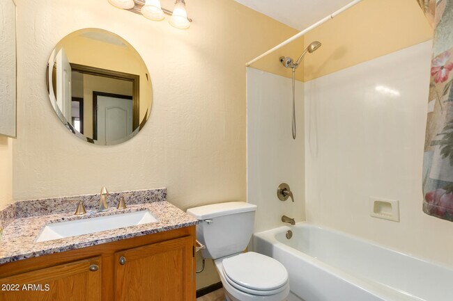 Building Photo - 525 N Val Vista Dr