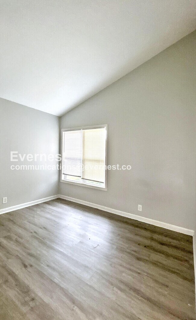 Building Photo - 3 Bed, 2 Bath Home with Carport / Pet-Frie...