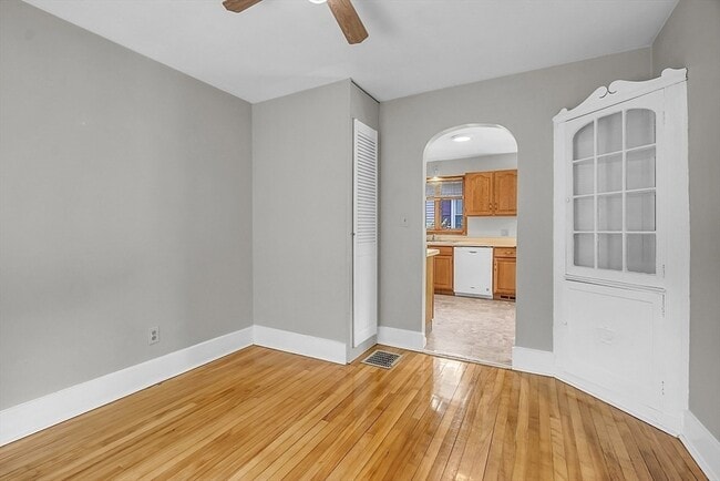 Building Photo - 36 Rowena St