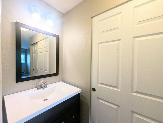 Building Photo - 2Bd/1.25Ba Shoreline Condo