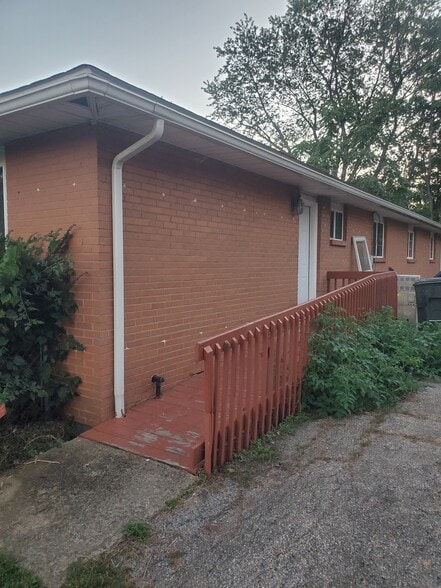 Building Photo - 961 S Waverly St