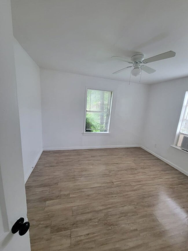 Building Photo - For Rent: Charming 2 Bed / 1 Bath Duplex w...