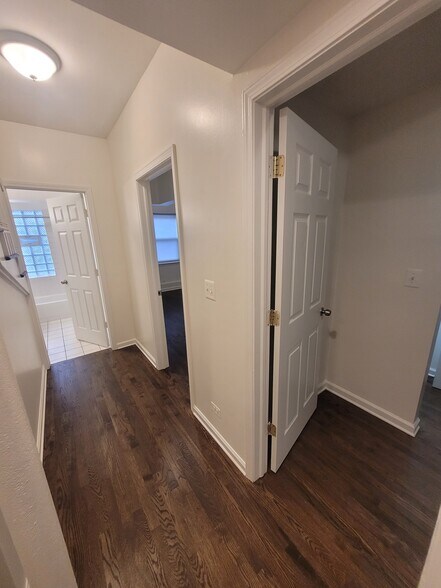 Building Photo - 6708 N Hermitage Ave