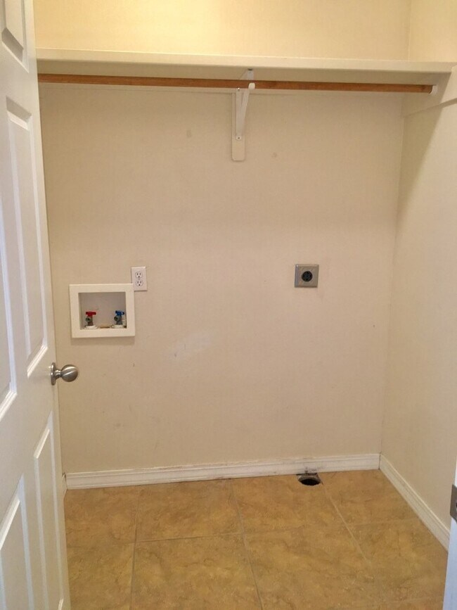 Building Photo - Beautiful Home In A Peaceful Residential Neighborhood