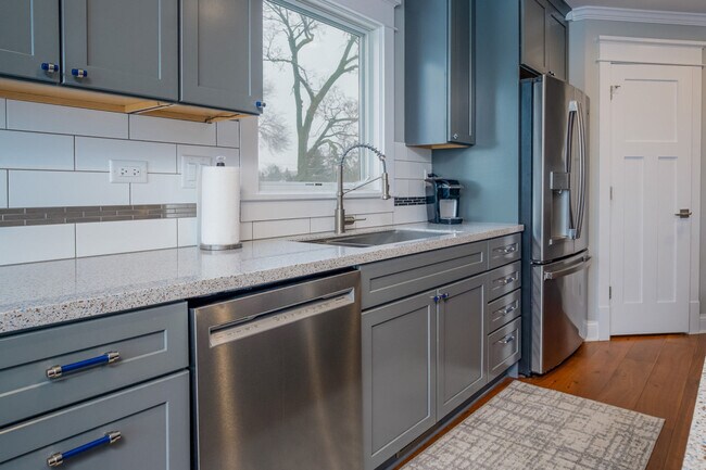 Building Photo - 10 N Pistakee Lake Rd