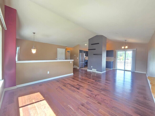 Building Photo - $2,800 - 3 Bed / 2 Bath Beautiful and Spacious Home with a Fully Fenced backyard