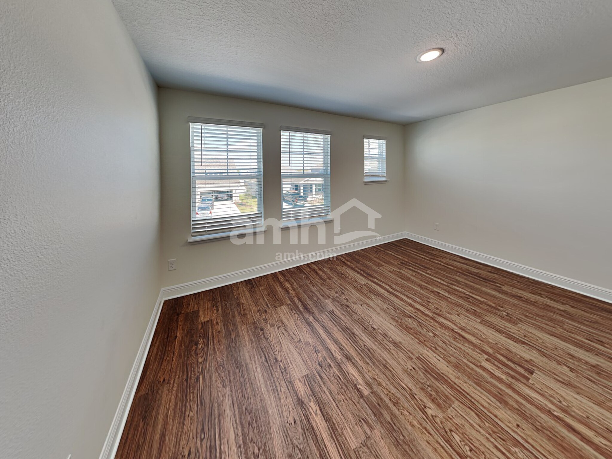 Building Photo - 1129 Sky Lks Dr