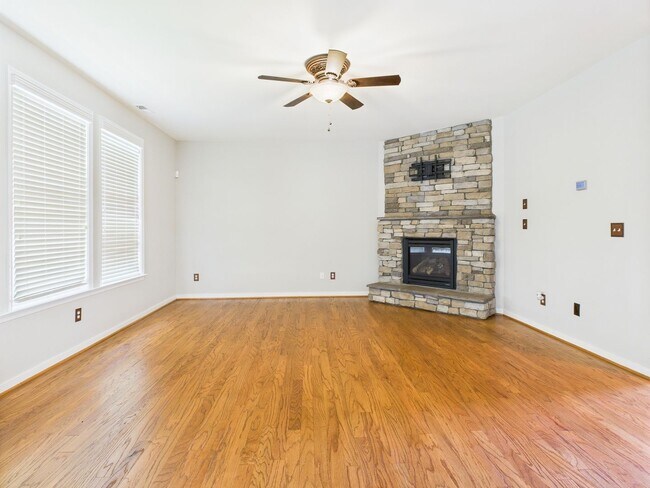 Building Photo - Charming 5-Bedroom 2.5 Bathroom Home locat...