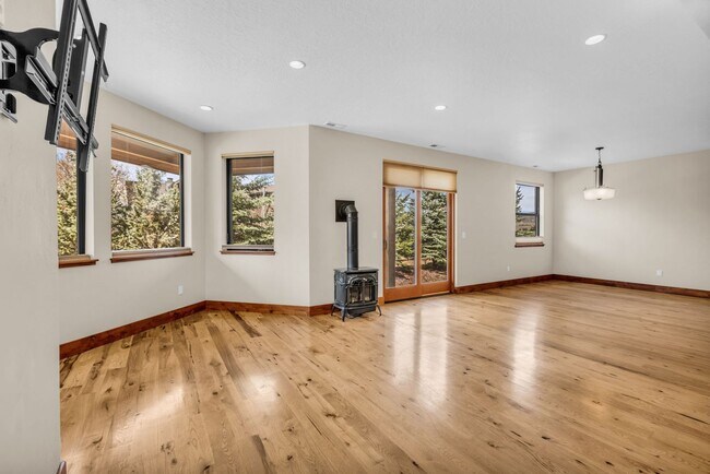 Building Photo - Stunning Mountain Retreat