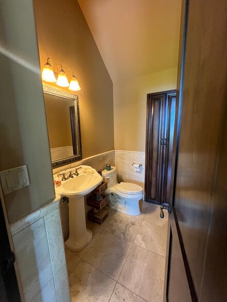 Building Photo - 2104 Wedgemont Pl
