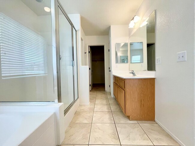 Building Photo - Gorgeous 3 bed, 2 1/2bath home.