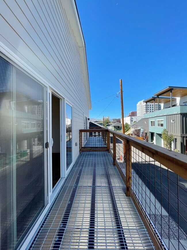 Building Photo - Striking 2BD/2.5 Bath Townhome in MidTown ...