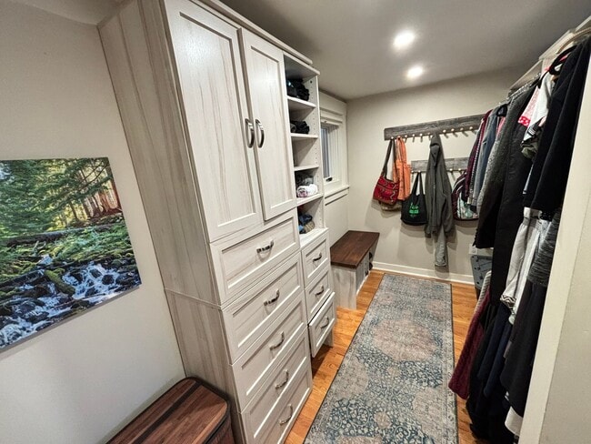 Building Photo - 4Bd/2.75Ba Seattle Home