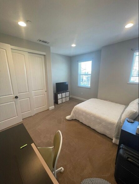 Building Photo - 2877 Rio Seco Dr