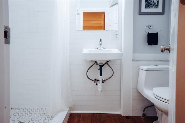 Building Photo - 603 Thames St