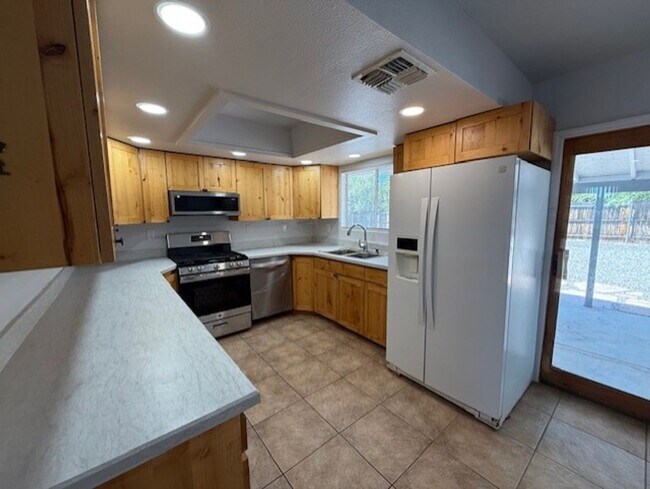 Building Photo - Spacious and newly remodeled 4 Bedroom wit...
